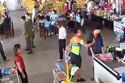 Thượng úy tát nhân viên bán hàng bị cho xuất ngũ