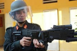 'Ông tổ' của 'súng bẻ góc' Cảnh sát đặc nhiệm Việt Nam đang sử dụng