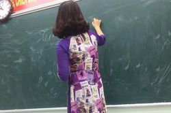 Học sinh 'đứng hình' khi cô giáo mặc trang phục này đứng lớp