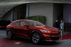 Xe điện Ford Mustang Mach-E chạy được 482km/1 lần sạc