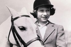 Phát sốt ảnh thời trẻ xinh đẹp của Nữ hoàng Anh Elizabeth II