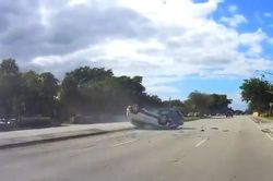 Lao sang đường quá sớm, SUV khiến xe phía sau 'chổng vó'