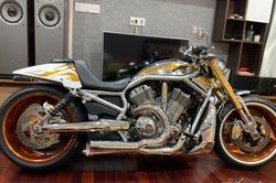 Sau 6 năm, mô tô Harley-Davidson mạ vàng 24k rao giá 1 tỷ ở Hà Nội