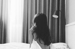 Nam Thư bất ngờ tung ảnh bán nude, khoe trọn tấm lưng nuột nà