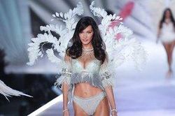 Siêu mẫu Bella Hadid khi mặc nội y của Victoria's Secret: 'Tôi không hề cảm thấy mạnh mẽ'