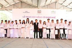 Trao học bổng cô giáo Nhế