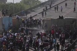 Người biểu tình chiếm cầu chiến lược ở Baghdad, ùn ùn tiến vào 'vùng xanh'