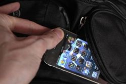 Bắt lái xe taxi lục ba lô, trộm iphone X của cảnh sát 'Tây' ở Hà Nội