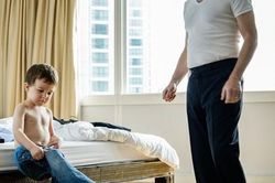 Đừng coi thường việc nhỏ như dạy con tự mặc quần áo