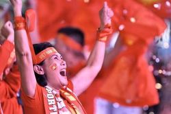 CĐV nán lại cổ vũ tuyển Việt Nam sau trận hòa Thái Lan