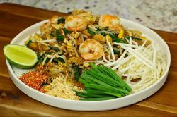 Chuẩn bị Pad Thai cho buổi tụ tập cổ vũ đội tuyển Việt Nam
