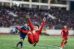 Quang Hải tung người móc bóng chuyền cho Tiến Linh