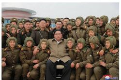 Chủ tịch Triều Tiên Kim Jong-un giám sát cuộc tập trận phòng không