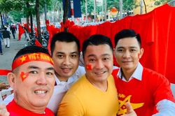 NSND Trung Anh ăn tạm bánh mì trên sân Mỹ Đình cổ vũ tuyển Việt Nam
