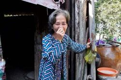 Con gái trói mẹ già vào ghế mỗi ngày, mơ một lần được đến viện khám bệnh