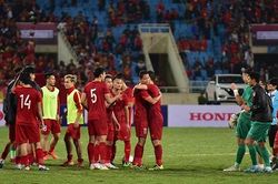 Những cái ôm đầy cảm xúc sau trận hòa Việt Nam - Thái Lan