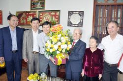 Phó Chủ tịch UBND tỉnh Lê Hồng Vinh thăm, chúc mừng các nhà giáo ở Anh Sơn