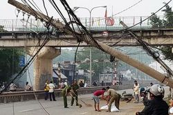 Truy tìm tài xế xe tải kéo sập cột điện rồi lao qua trạm thu phí bỏ trốn