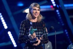 Taylor Swift trở thành nghệ sĩ đầu tiên được Billboard trao giải 'Phụ nữ của thập kỷ'