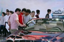 Giá ô tô giảm mạnh, nên mua xe mới hay cũ?