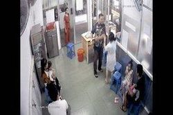 Nữ điều dưỡng bị người nhà bệnh nhi hành hung gãy xương hàm, khủng hoảng tâm lý