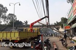 Truy tìm tài xế húc gãy cột điện trong đêm