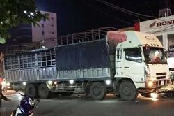 Xe máy va chạm ôtô biển số Lào, người phụ nữ chết thảm