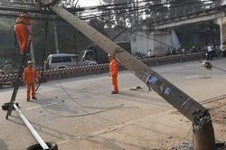 Xe tải kéo đổ trụ điện, 'thản nhiên' rời khỏi hiện trường