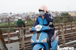 Hà Nội chuyển lạnh sâu, người dân áo ấm khăn len kín mít ra đường