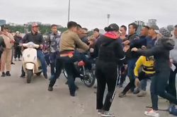 Dân phe đánh nhau tranh giành khách, thổi giá vé 12 triệu đồng/cặp trận Việt Nam vs Thái Lan