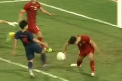 Van Bakel: 'Văn Hậu lăn xả hệt Vidic'