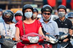Khói xe, bụi đường bủa vây người Hà Nội