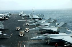 Tàu sân bay Mỹ đi qua eo biển Hormuz