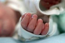 Bà cho uống nhầm nước tẩy, cháu bé 1 tuổi tử vong