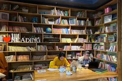 Sống chậm trong quán cà phê sách