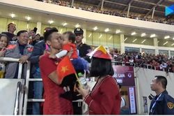 Cực đẹp sau trận: Tiến Dũng facetime vợ, Quế Ngọc Hải hôn con, Tuấn Anh 'tám' Công Phượng