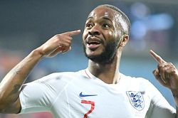 Đâu chỉ Messi và Ronaldo, bóng đá còn có cả Sterling