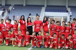 Công Phượng 'lan tỏa tinh thần vô địch' với cầu thủ nhí