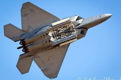 F-22 của Mỹ khoe khoang chứa cực 'khủng', mang được những loại vũ khí gì?