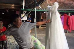 Gái ế lấy chồng, dân mạng chú ý tới hành động khác thường của ông bố