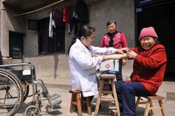 Cảm phục nghị lực của bác sĩ khuyết tật, 15 năm cần mẫn chưa bệnh cho người nghèo vùng cao
