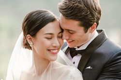 Á hậu Hoàng Oanh khoe ảnh cưới với bạn trai Tây đẹp như tài tử