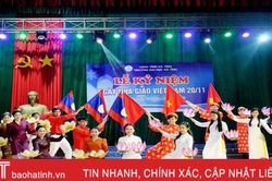 Học sinh, sinh viên Đại học Hà Tĩnh tri ân thầy cô trong ngày Nhà giáo Việt Nam