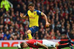 Văn Hậu dùng mặt cứu thua khiến fan liên tưởng tới... Phil Jones
