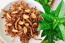 Khô heo cháy tỏi ăn vặt, ăn chơi cũng hết cả đĩa, ai cũng mê