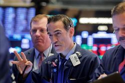 Cổ phiếu bán lẻ kéo Dow Jones và S&P 500 tuột khỏi mức kỷ lục