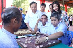 Chủ tịch Hà Tĩnh chơi cờ tướng với dân trong ngày hội Đại đoàn kết