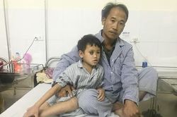 Cậu bé người Mông bị ung thư mắt và ước mơ chiến thắng bệnh tật để đến trường