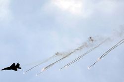 Israel tuyên bố tấn công 'hàng chục mục tiêu quân sự Iran và Syria'