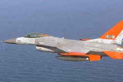 Mỹ 'biến' chiến đấu cơ F-16 thành... bia tập bắn